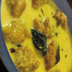 A picture of Moong dal pakodas in tempered curd.