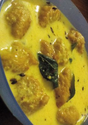 A picture of Moong dal pakodas in tempered curd.