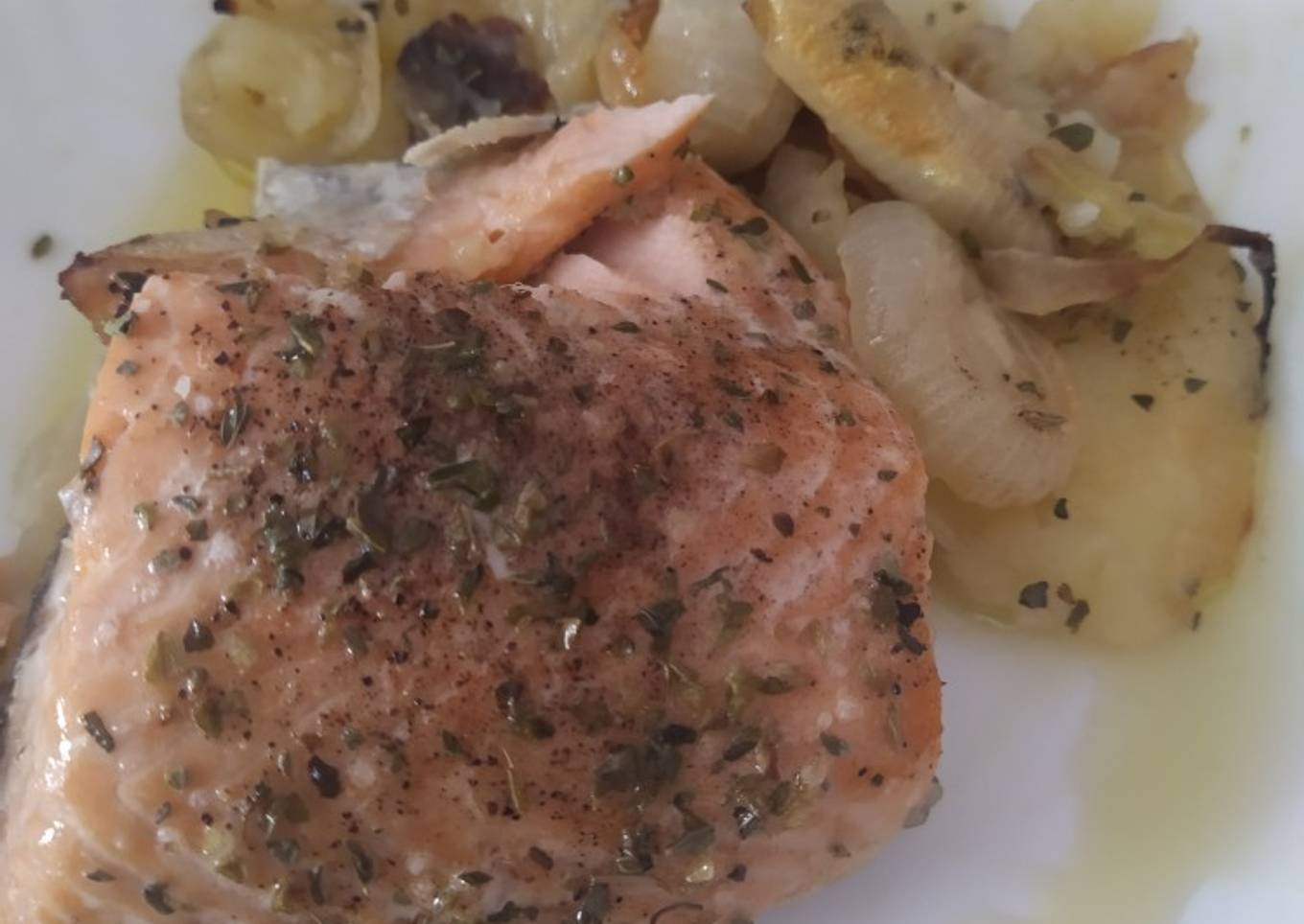 Salmón al horno con cama de patatas y cebolla