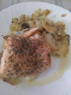 Una foto de Salmón al horno con cama de patatas y cebolla