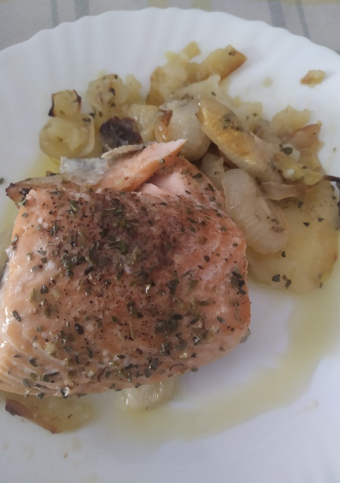 Una foto de Salmón al horno con cama de patatas y cebolla