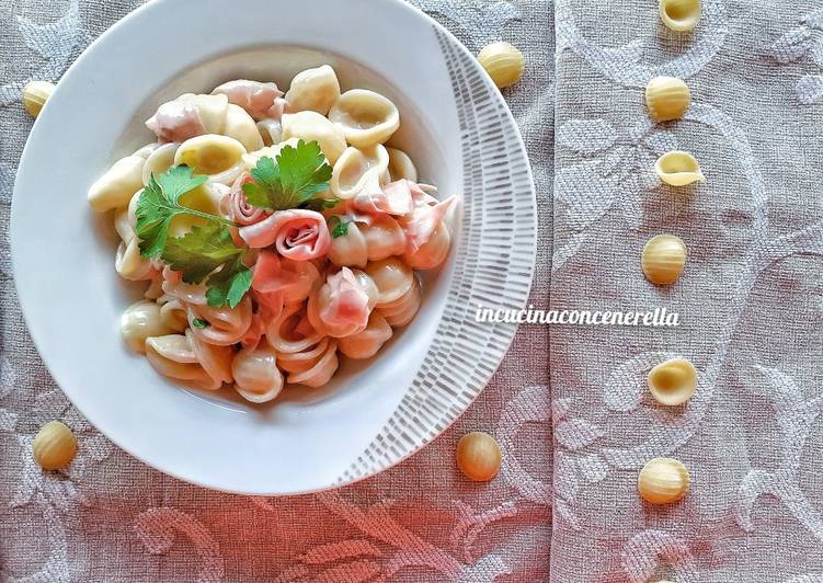 Orecchiette alla crema di fontina, asiago e mortadella