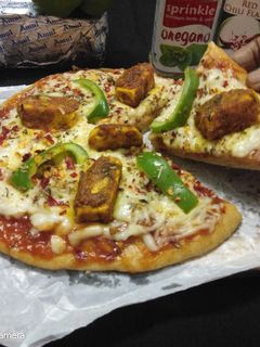পনির লেসুনি টিক্কা পিজ্জা(paneer lehsuni tikka pizza recipe in Bengali) রেসিপির প্রধান ছবি