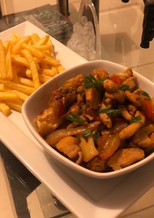Una foto de Pollo salteado con coliflor 🐥🤤
