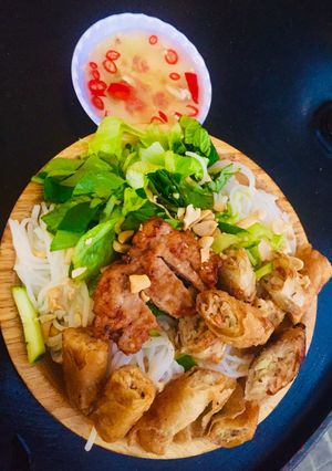 A picture of Seafood Spring Roll Noodle Bowl (Bún chả giò Hải sản).