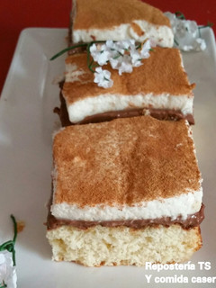 Una foto de Tarta de bizcocho con crema de chocolate y mousse de horchata