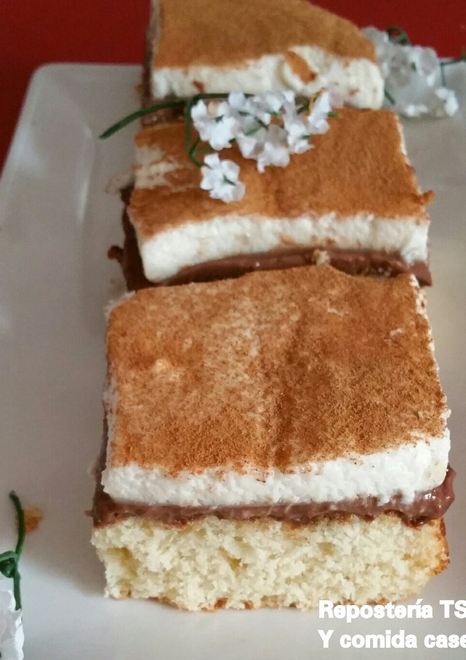Una foto de Tarta de bizcocho con crema de chocolate y mousse de horchata