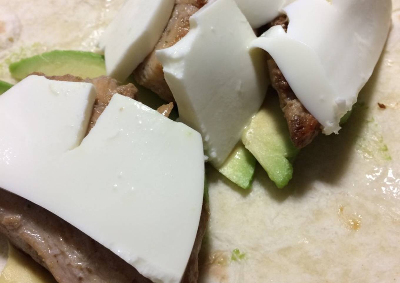 Wrap de pollo con aguacate y queso fresco