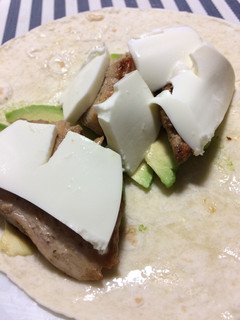 Una foto de Wrap de pollo con aguacate y queso fresco