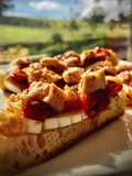 Miniaperitivo con bonito del norte (III): Tosta templada de bonito con cherry confitado y brie