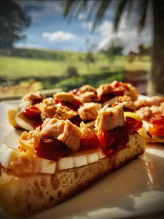 Una foto de Miniaperitivo con bonito del norte (III): Tosta templada de bonito con cherry confitado y brie