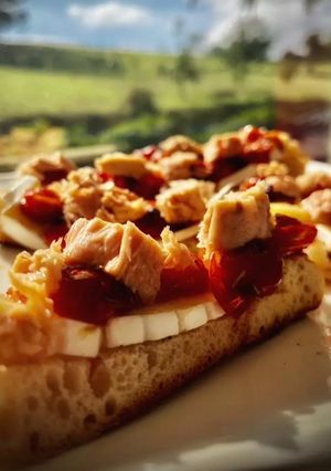 Una foto de Miniaperitivo con bonito del norte (III): Tosta templada de bonito con cherry confitado y brie