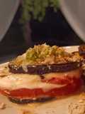 Milhoja de berenjena, tomate y mozzarella