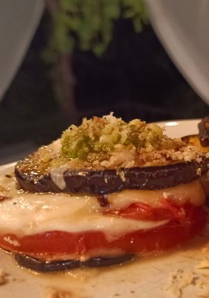 Una foto de Milhoja de berenjena, tomate y mozzarella
