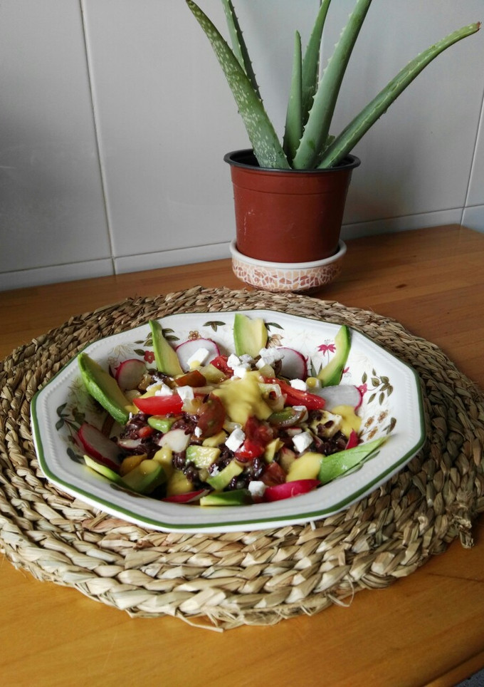 Una foto de Ensalada de arroz venere con vinagreta de mango
