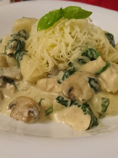 Gnocchi tejszínes, gombás, spenótos csirkemellel 😊 recept fotója