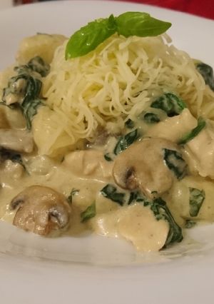 Gnocchi tejszínes, gombás, spenótos csirkemellel 😊 recept fotója