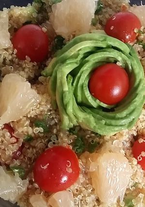Une photo de Salade aux quinoa, avocat et pamplemousse