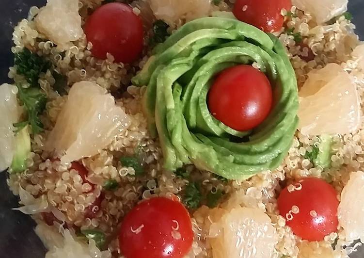 Salade aux quinoa, avocat et pamplemousse