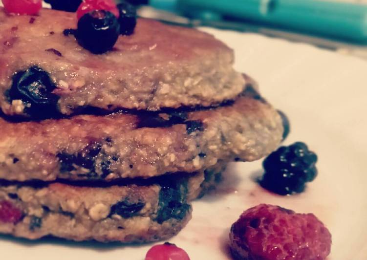 Healthy pancakes (banana &amp; wild berries)