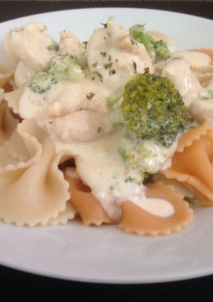 Una foto de Pollo Alfredo con brócoli