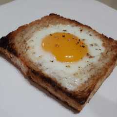 Una foto de Huevo en canasta de pan