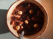 Una foto de leche de almendras y cacao amargo
