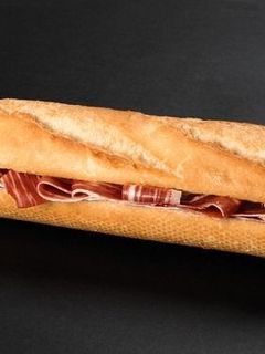 Una foto de Desayuno día 1 : Bocata de jamón