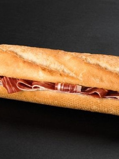 Una foto de Desayuno día 1 : Bocata de jamón