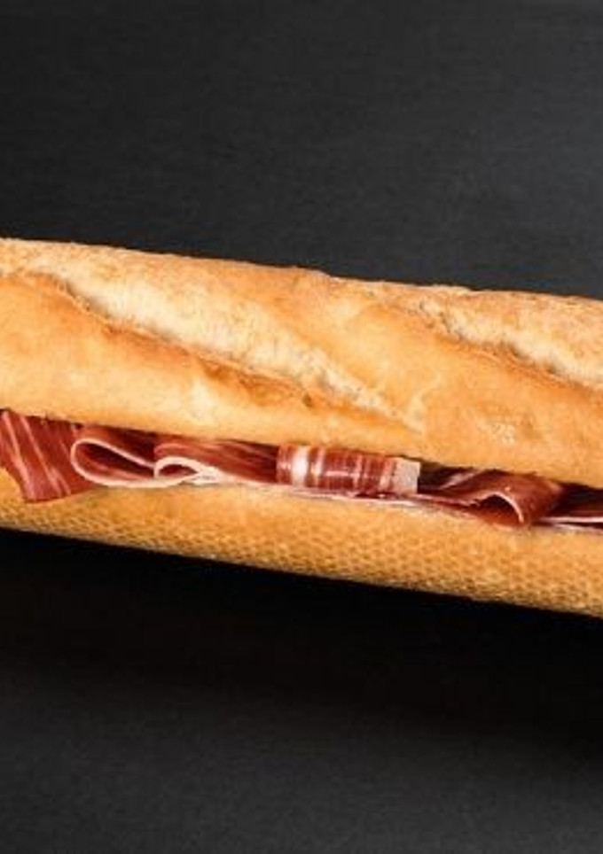 Una foto de Desayuno día 1 : Bocata de jamón