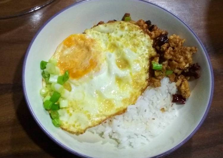 Nasi ayam cincang thailand tanpa daun basil