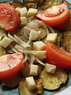 Una foto de Ensalada de calabacín y queso