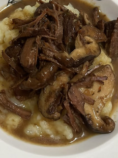 Foto de Carne Estufada com Cogumelos Shitake e Puré Cremoso