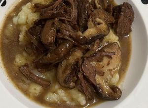 Foto de Carne Estufada com Cogumelos Shitake e Puré Cremoso