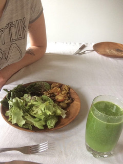 Una foto de Ensalada vegana + jugo verde