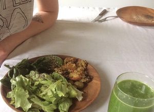 Una foto de Ensalada vegana + jugo verde