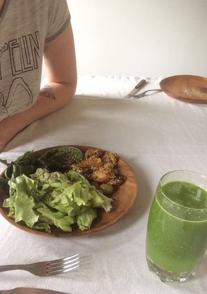 Una foto de Ensalada vegana + jugo verde