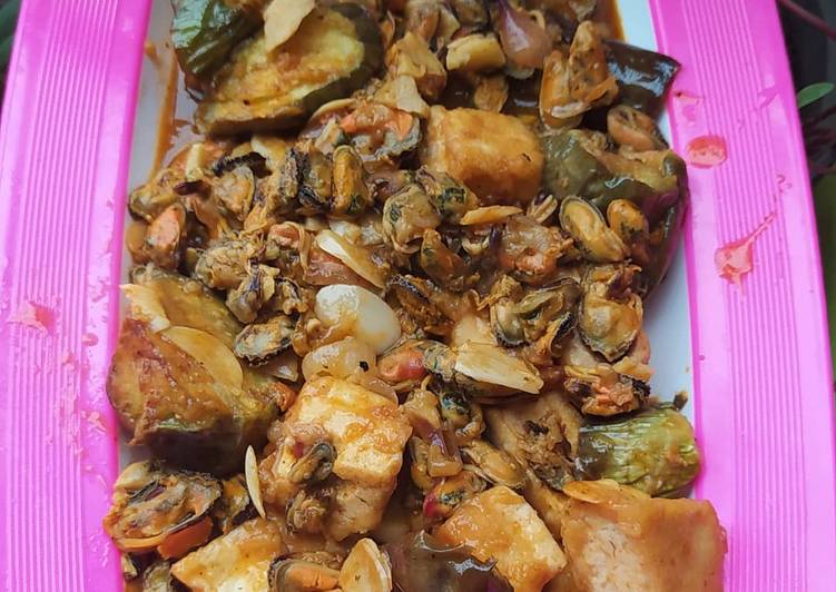 Cara meramu Oseng kerang ijo asem manis yang Bisa Manjain Lidah