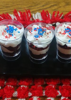 A picture of Cake in glass.