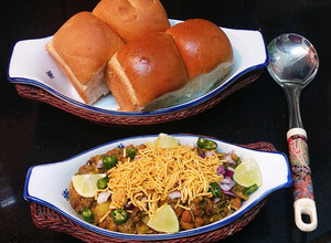A picture of Misal Pav.