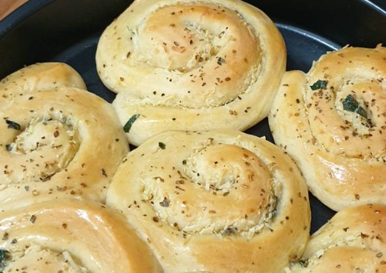Bagaimana Menyiapkan Garlic cheese roll, Bisa Manjain Lidah