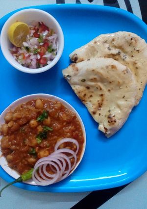 A picture of Chhole with stuffed naan.