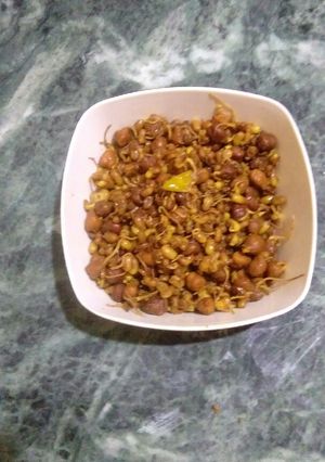 A picture of Sprouted chana and moong.