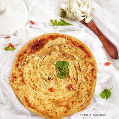 A picture of Garlic lachha paratha.