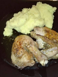 Una foto de Pollo al horno con mantequilla y orégano
