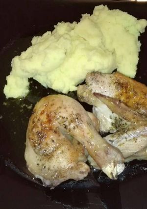 Una foto de Pollo al horno con mantequilla y orégano
