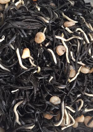 Una foto de Spaghetti al nero di sepia con gula y gambas