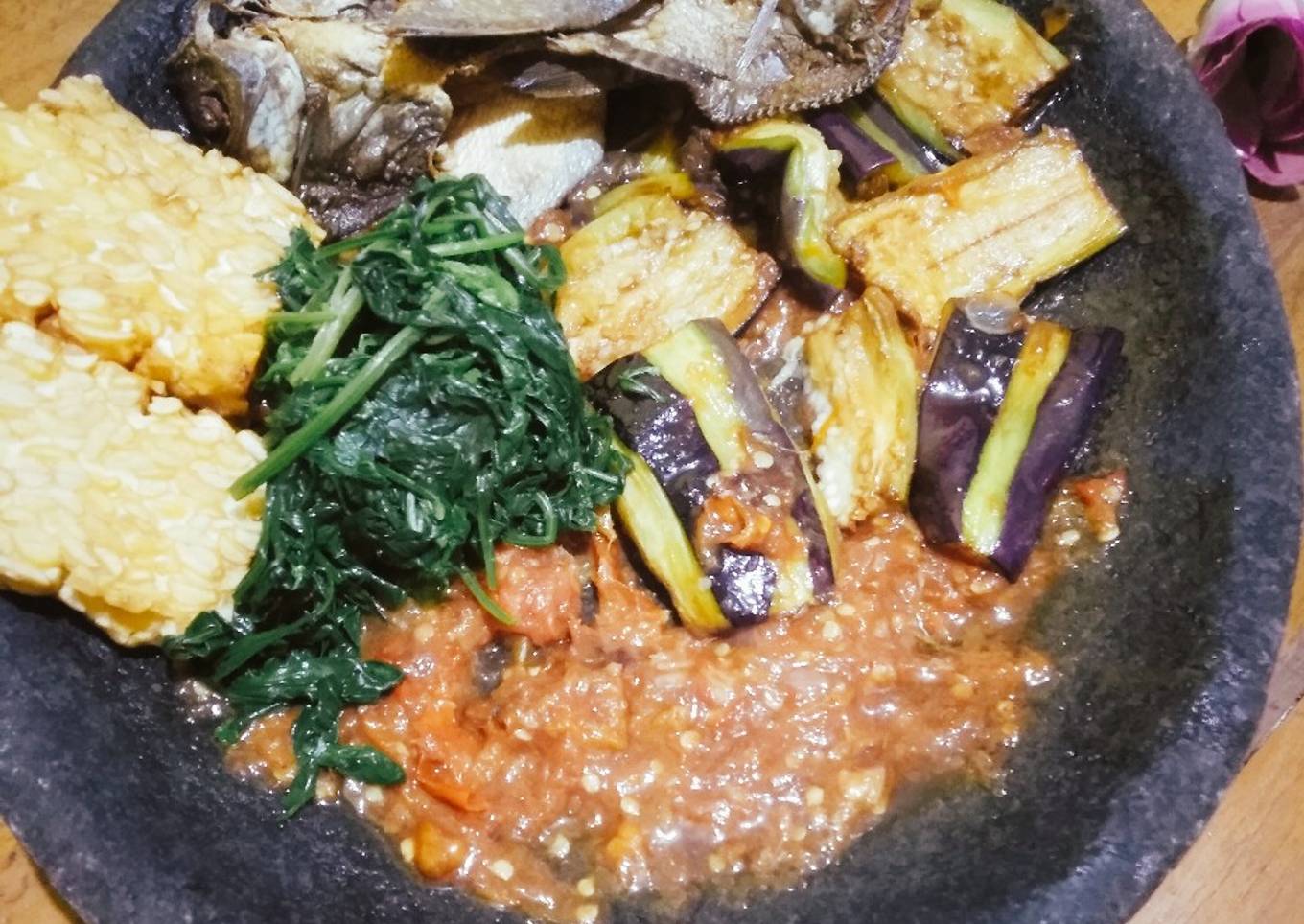Sambal terong penyet ikan asin lalap daun kenikir