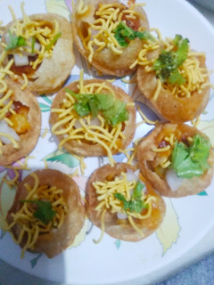 રગડા પૂરી ચાટ(Ragda poori chaat recipe in Gujarati) રેસીપી મુખ્ય ફોટો