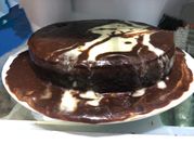 Una foto de pastel de chocolate y manzana